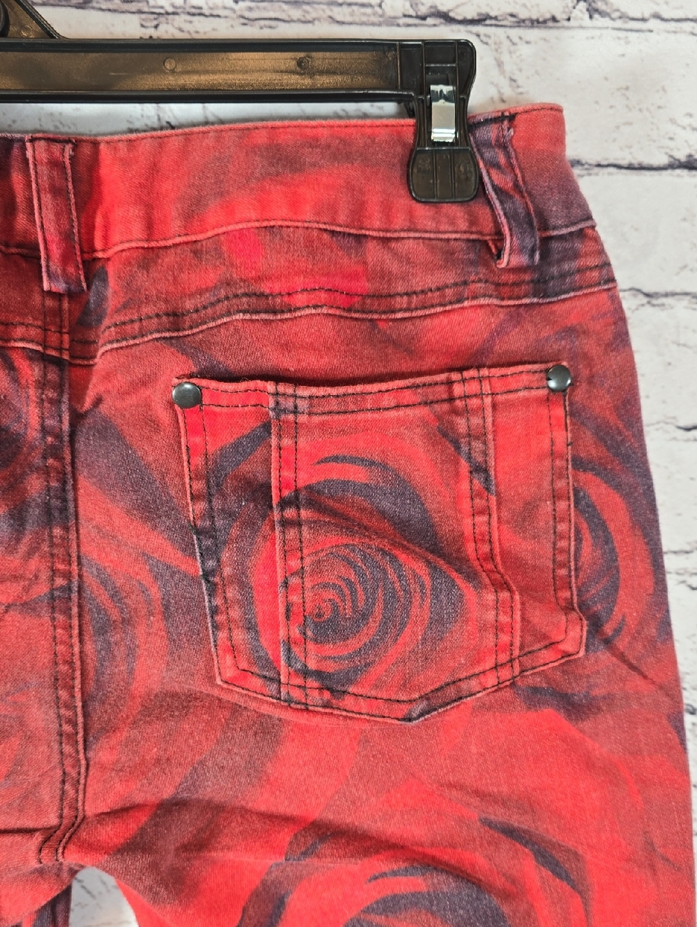 Alice + Olivia Red and Black Floral Low-Rise Jeans Size 8 - Picture 10 of 14